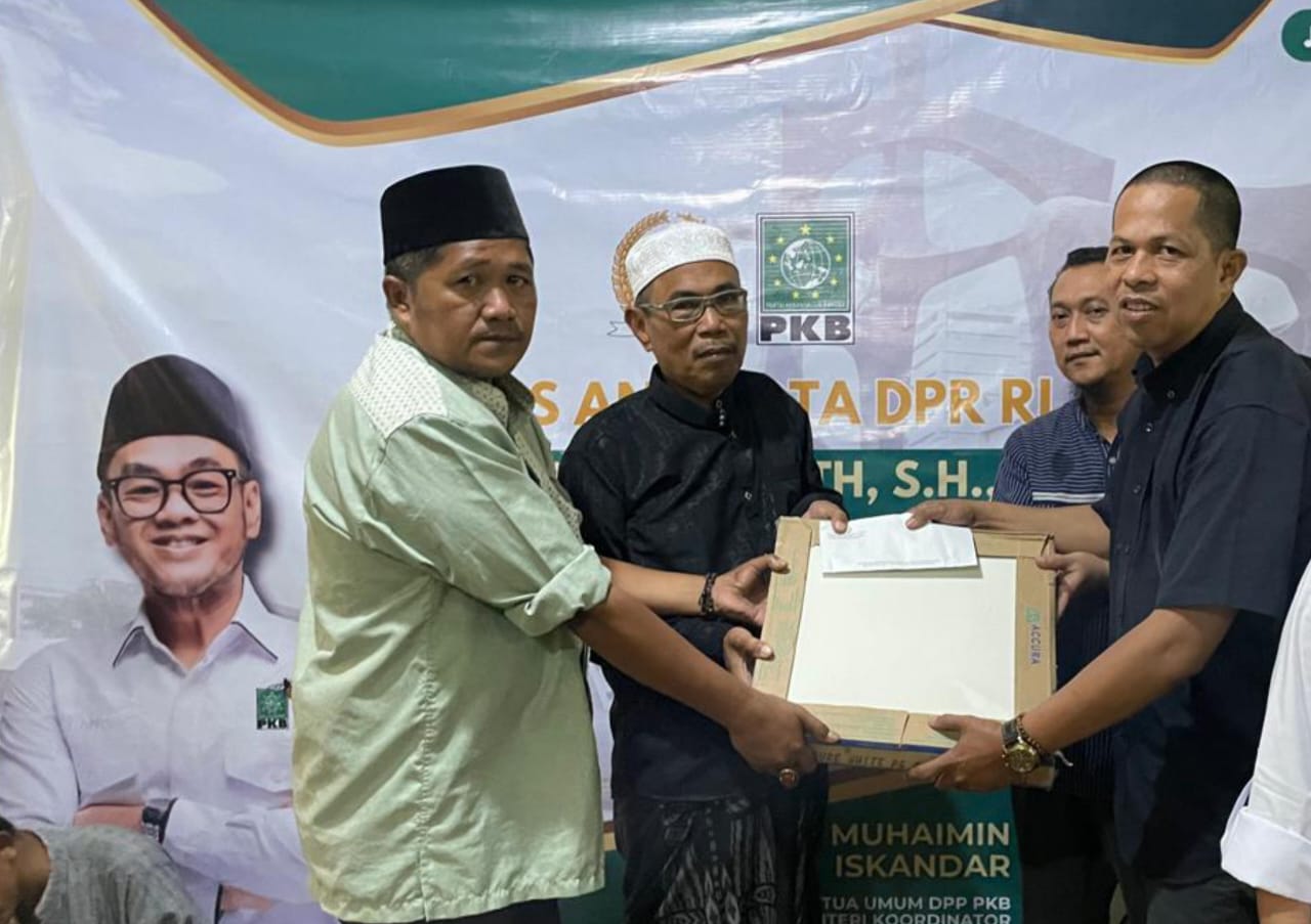 Simbolis Penyerahan Bantuan Keramik untuk Majelis Taklim.