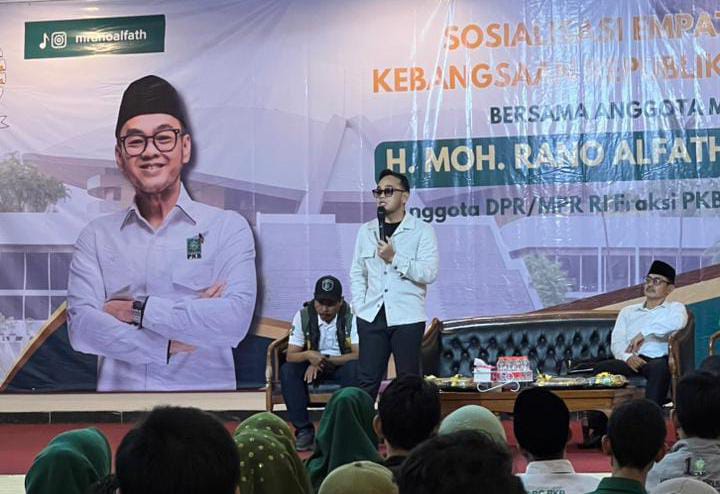 Rano Alfath saat menyampaikan materi sosialisasi empat pilar.