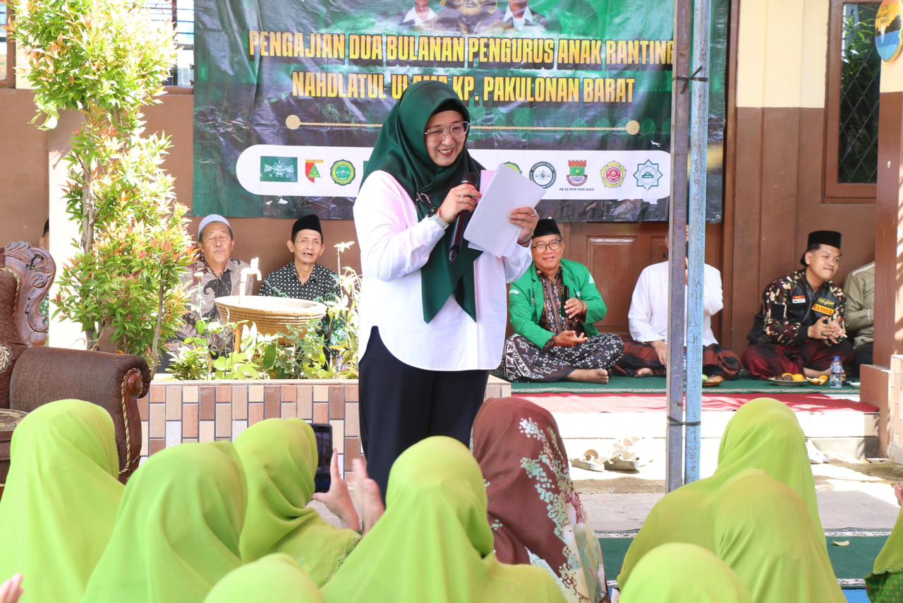 Wabup Intan saat menghadiri kegiatan pengajian Muslimat Fatayat NU di Pakulonan Barat Kecamatan Kelapa Dua.