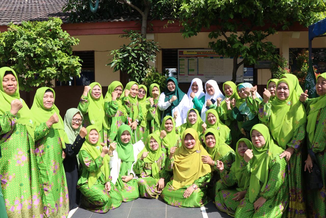 Wabup Intan saat menghadiri kegiatan pengajian Muslimat Fatayat NU di Pakulonan Barat Kecamatan Kelapa Dua.