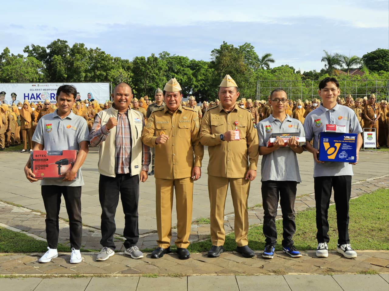 Bupati Maesyal didampingi Kadis Rudi Lesmana saat meluncurkan Mobil Training Servis Motor.