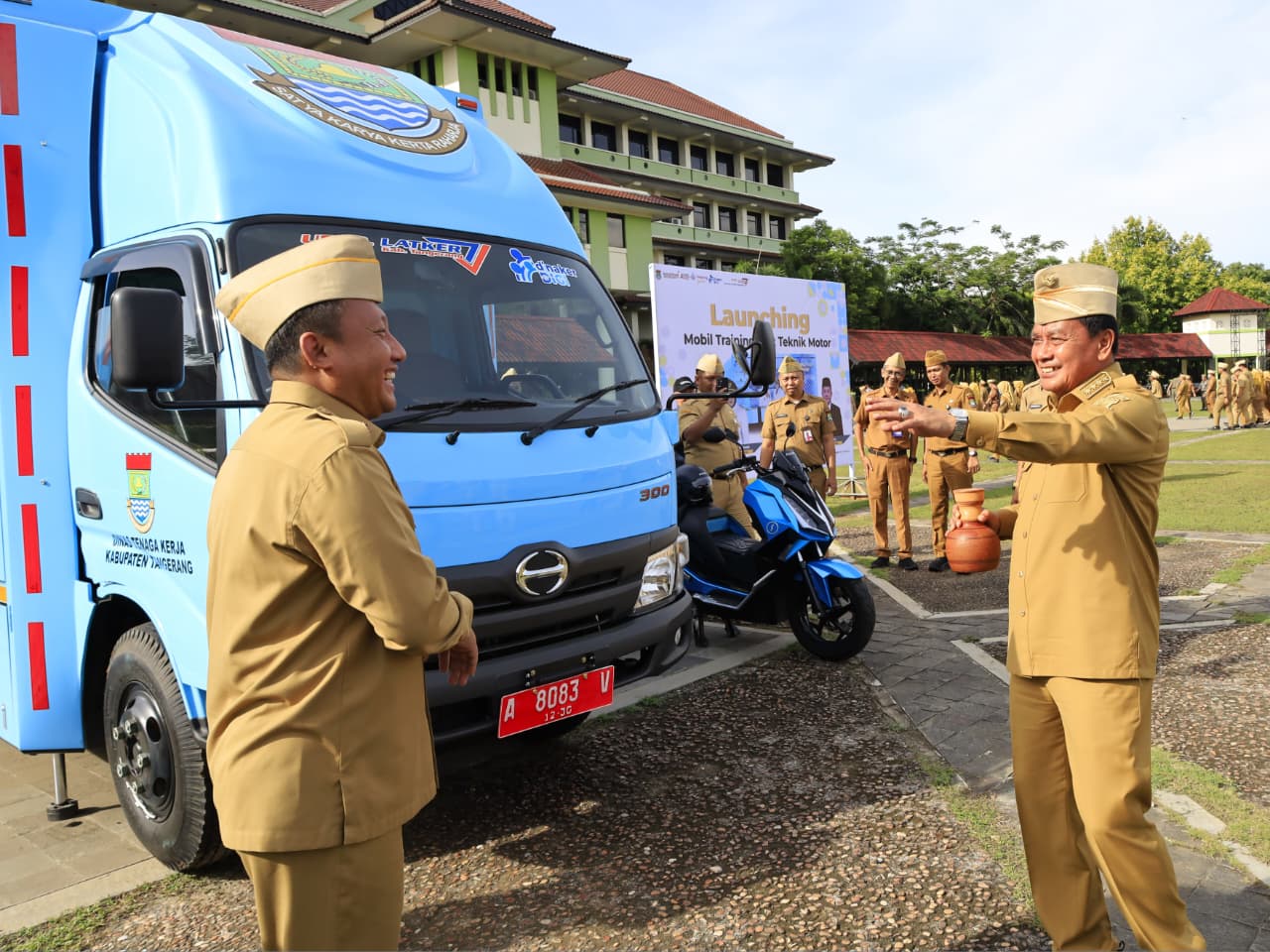 Bupati Maesyal didampingi Kadis Rudi Lesmana saat meluncurkan Mobil Training Servis Motor.