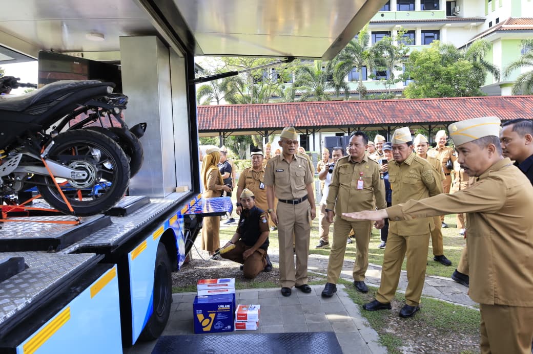 Bupati Maesyal, Kadis Rudi Lesmana, Sekdis Norman saat meluncurkan Mobil Training Servis Motor.