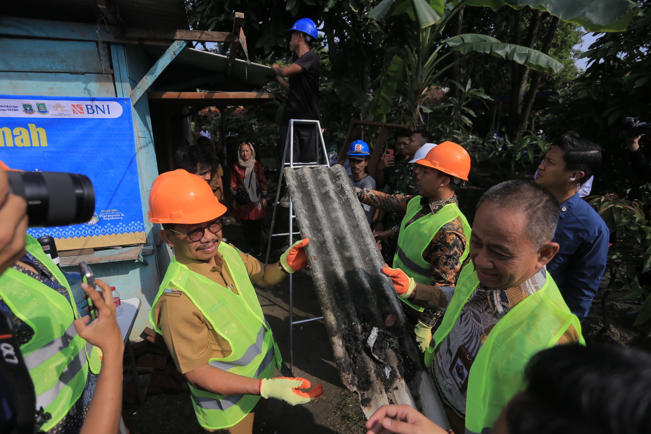 Wali Kota Sachrudin saat membantu ikut merehab rumah warga.