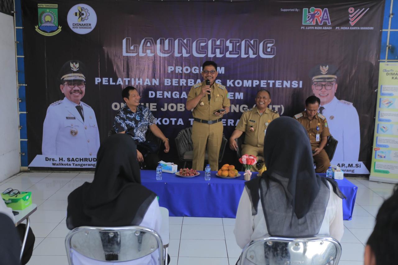 Wali Kota Sachrudin saat launcing program ketenagakerjaan.