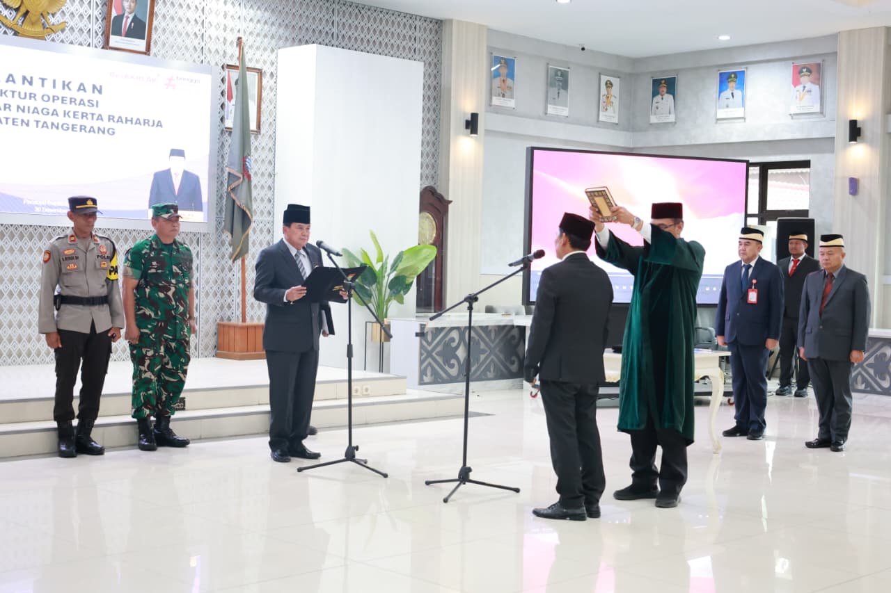 Bupati Maesyal saat melantik Abdul Haer Dirops Perumda Pasar NKR.