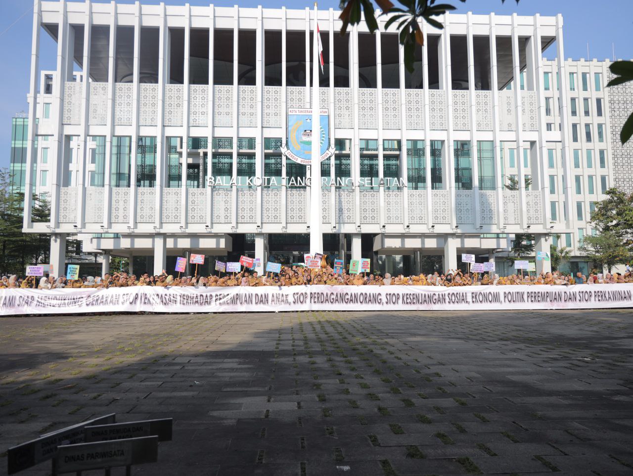 ASN Pemkot Tangsel saat Kampanyekan Anti Kekerasan Terhadap Perempuan dan Anak.