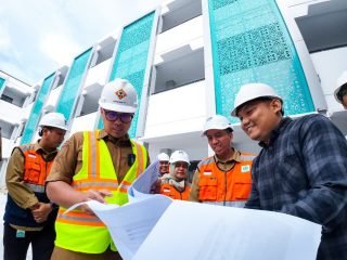 Pilar saat meninjau progres pembangunan SMPN 18 Tangsel.