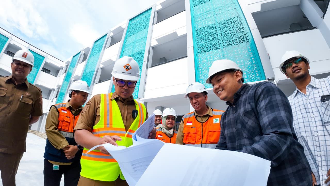 Pilar saat meninjau progres pembangunan SMPN 18 Tangsel.