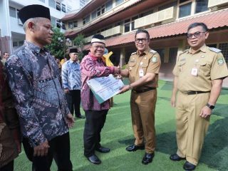 Wakil Wali Kota Maryono saat memberikan apresiasi pembinaan untuk para ketua RW.