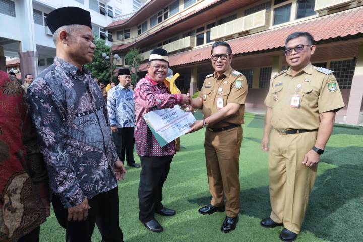 Wakil Wali Kota Maryono saat memberikan apresiasi pembinaan untuk para ketua RW.