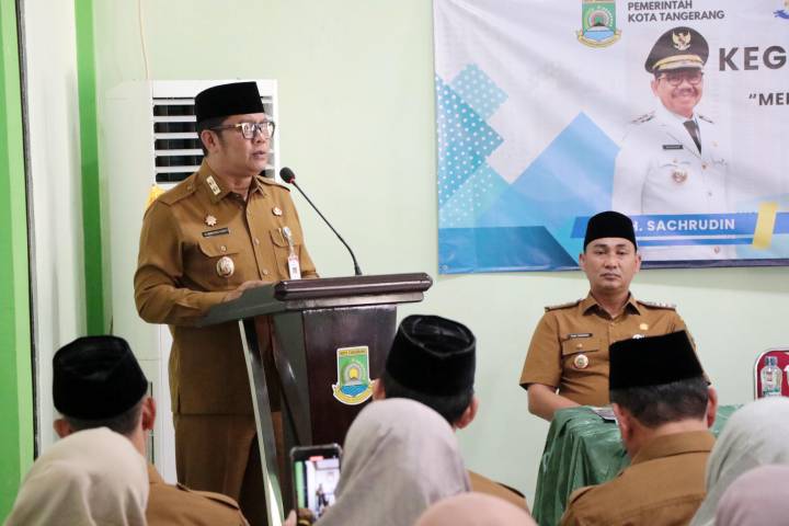 Wakil Wali Kota Tangerang, H, Mayono Hasan, didampingi Camat Tangerang, Yudi Pradana, hadir sekaligus membuka kegiatan Pembinaan Guru Ngaji se kecamatan tangerang, yang berangsung di Aula MUI Kecamatan Tangerang.