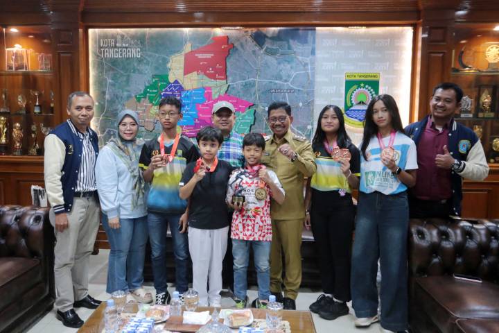 Wali Kota Tangerang H.Sachrudin dan Ketua Perserosi Kota Tangerang, Turidi Susanto, berfoto bersama atlet berprestasi sebagai simbol bangga dan dukungan penuh pemerintah.