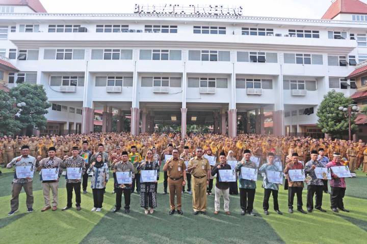 Maryono bersama ketua RW dan PNS Kota Tangerang saat apel.