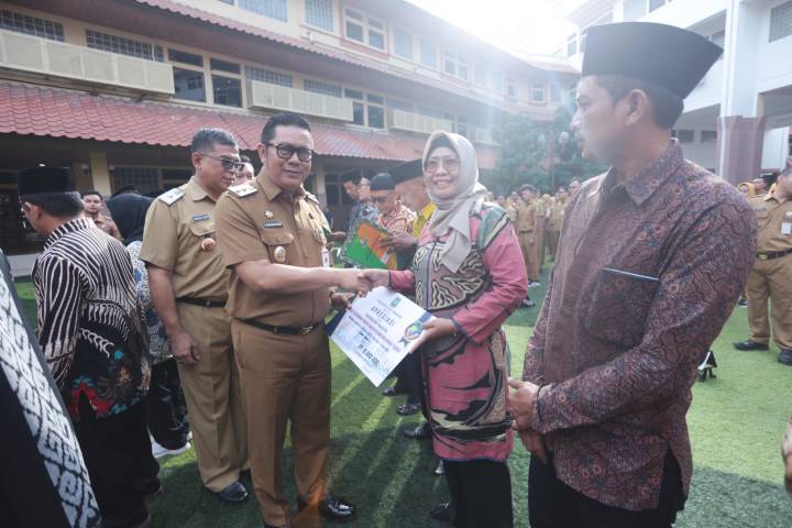 Wakil Wali Kota Maryono saat memberikan apresiasi pembinaan untuk para ketua RW.