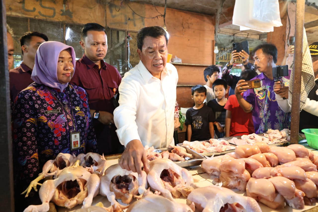 Bupati Maesyal saat cek harga di pedagang ayam.