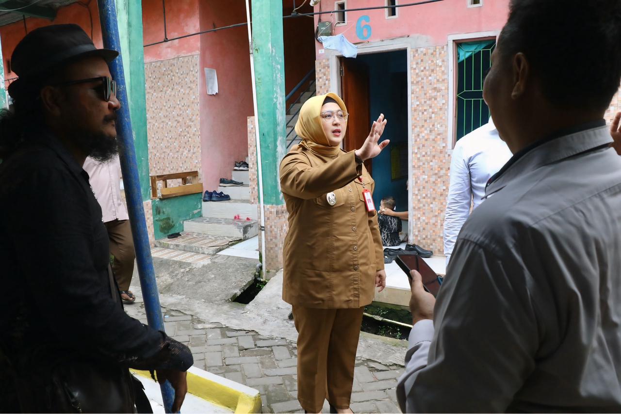 Wabup Intan saat meninjau progres pembangunan RTLH.