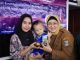 Wabup Intan saat bersama Ibu dan anaknya di Posyandu Desa Daon Rajeg.