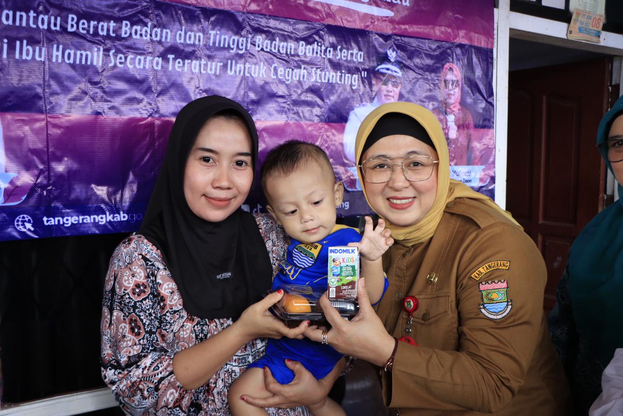 Wabup Intan saat bersama Ibu dan anaknya di Posyandu Desa Daon Rajeg.