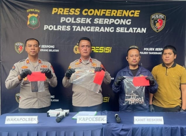 Kapolsek Serpong Kompol Suhardono saat menunjukan barang bukti sajam yang di bawa remaja.