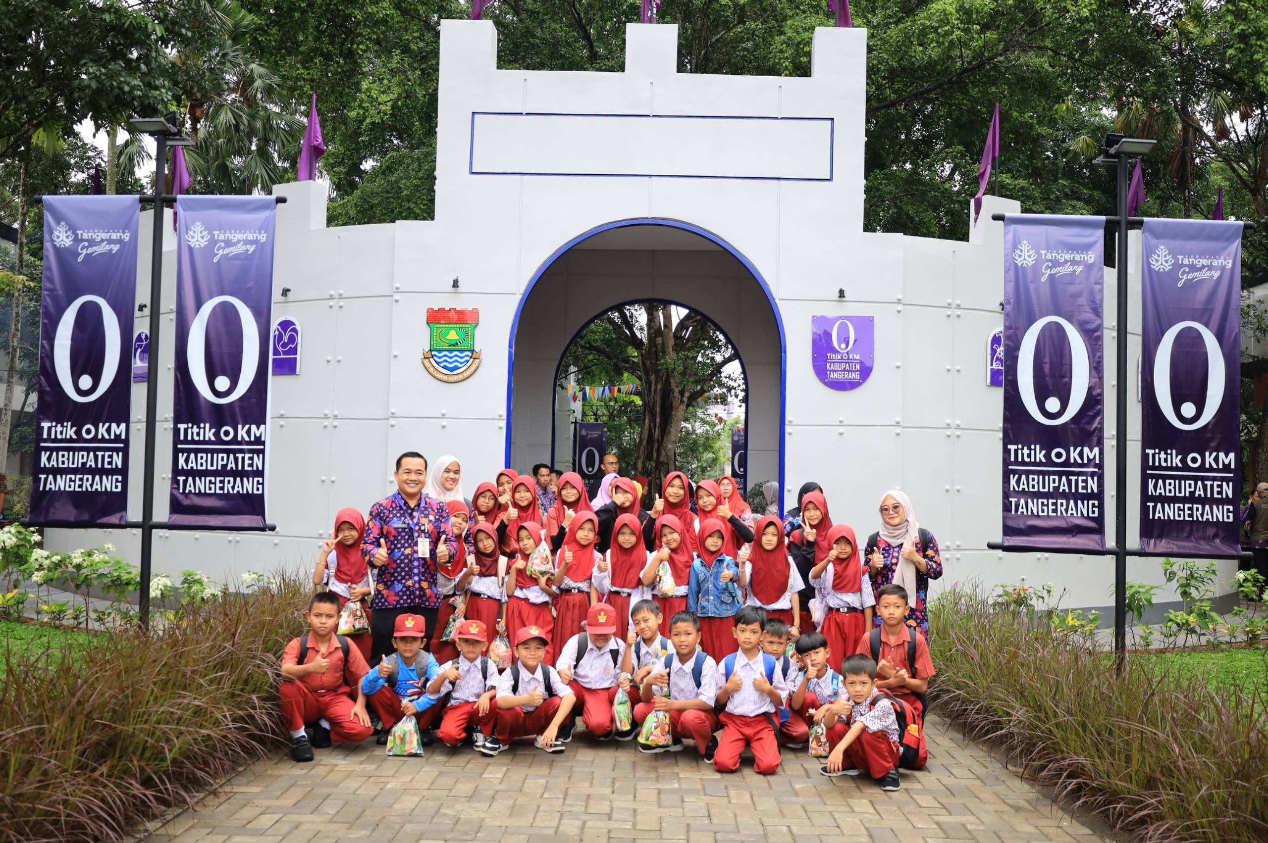Anak-anak Pelajar SD di Tugu Titik Nol Pemkab Tangerang.