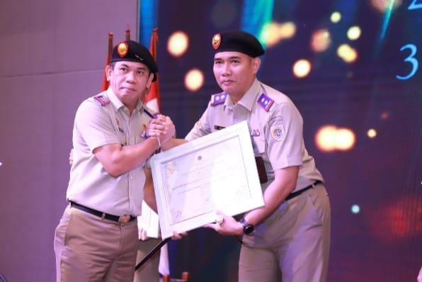 Kepala Kantor Pertanahan Kota Tangerang Selatan, Dr. Seto Priyadi saat menerima piagam penghargaan.