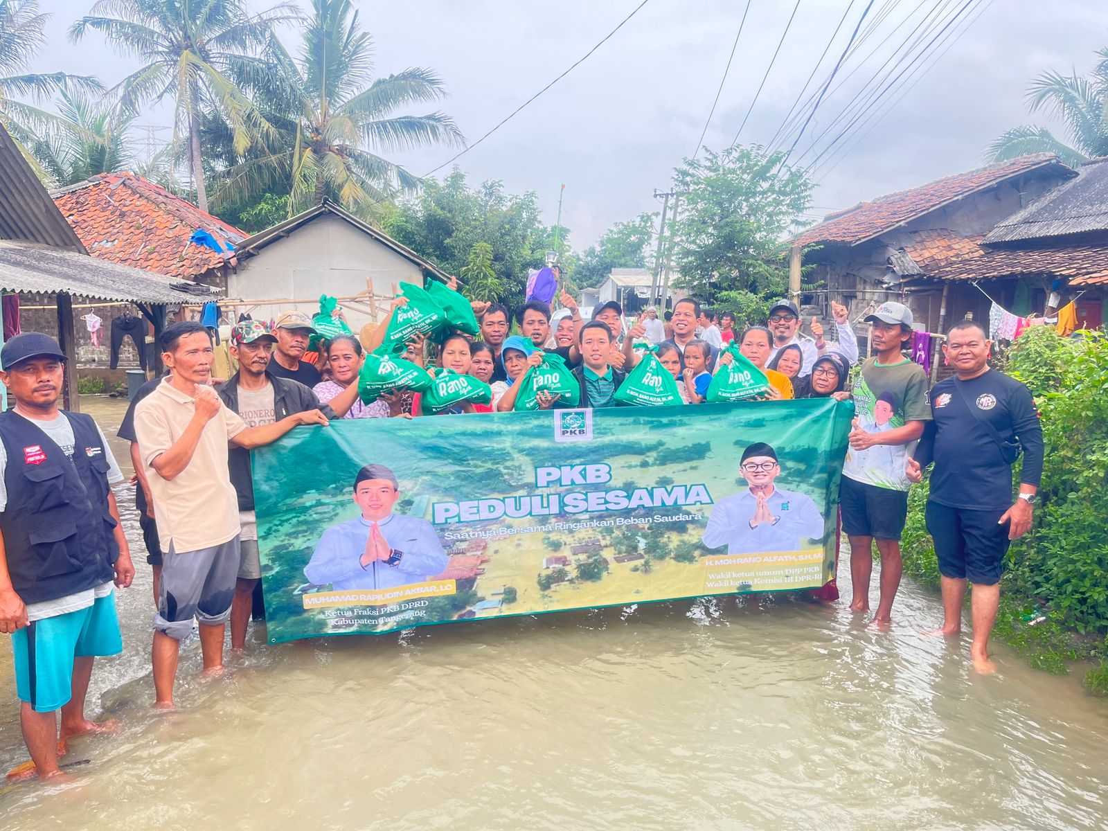Relawan Rano Alfath saat berikan bantuan untuk warga terdampak banjir.