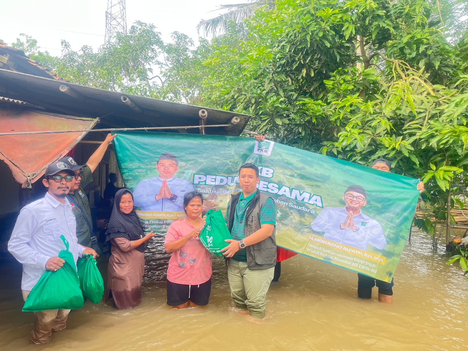 Politisi PKB Rapiudin Akbar saat memberikan bantuan sembako untuk warga terdampak banjir.