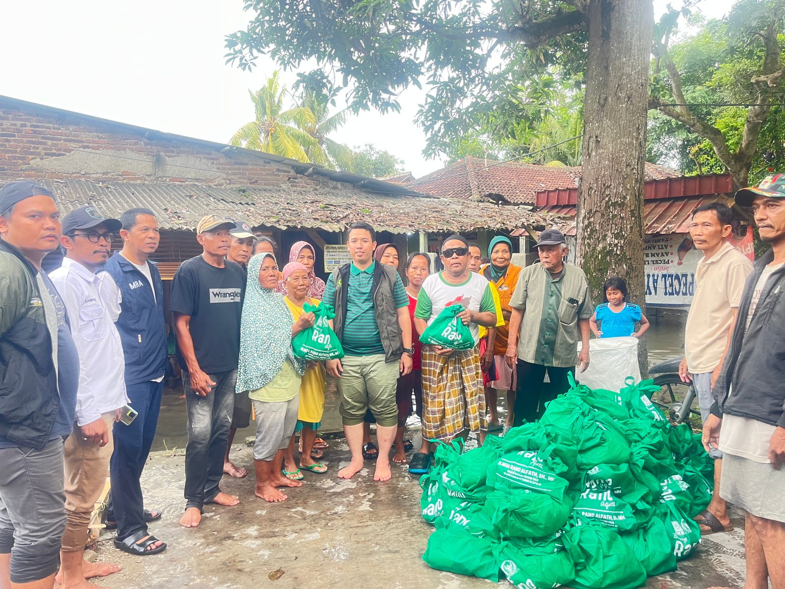 Politisi PKB Rapiudin Akbar dan Relawan Moh Rano Alfath(MRA) saat memberikan bantuan sembako untuk warga terdampak banjir.