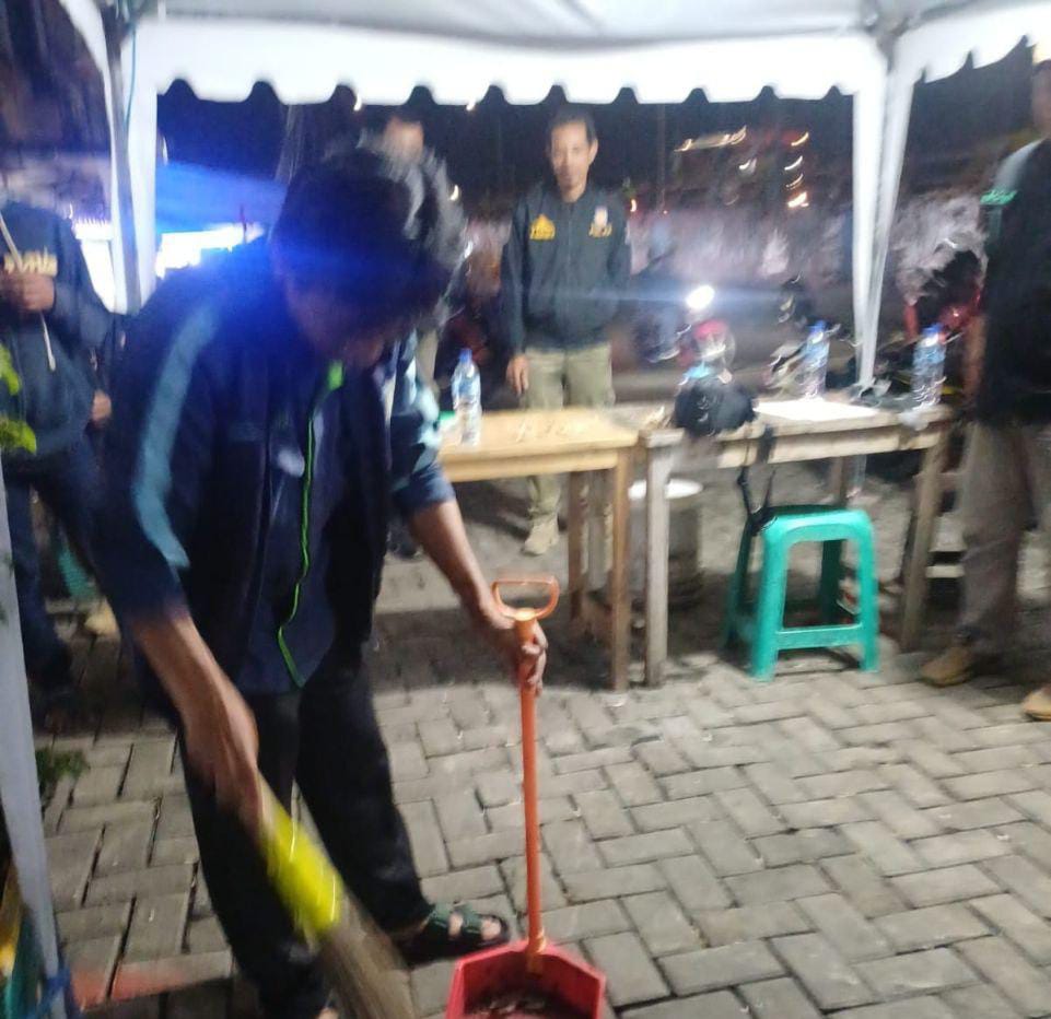 Warga membuang sampah sembarangan diberi sanksi menyapu karena terjaring operasi Gakkumdu.