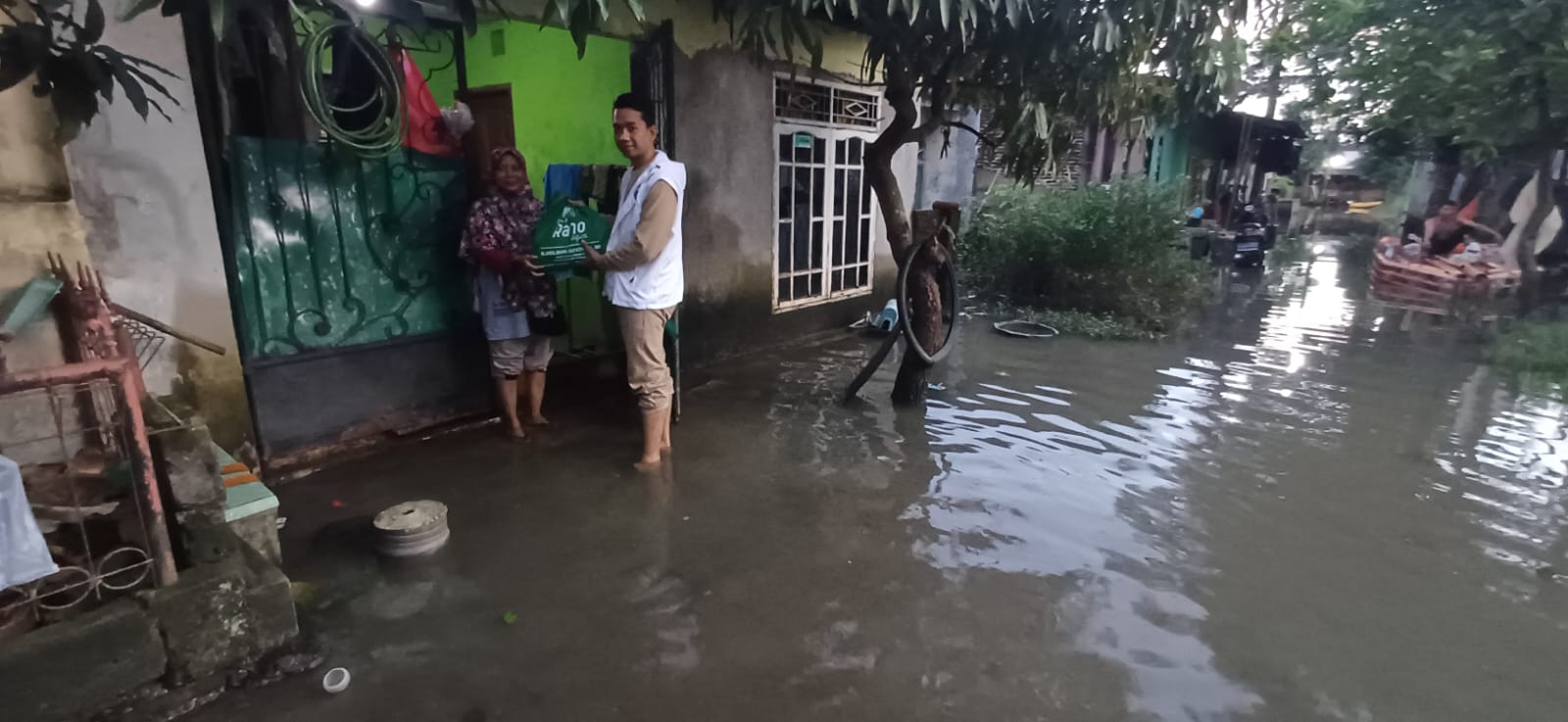Dewan Ustur Ubadi saat memberikan bantuan paket sembako untuk warga.