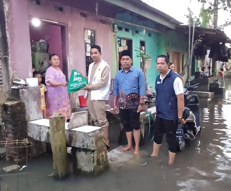 Dewan Ustur Ubadi saat memberikan paket sembako untuk warga di Desa Cikande Jayanti.