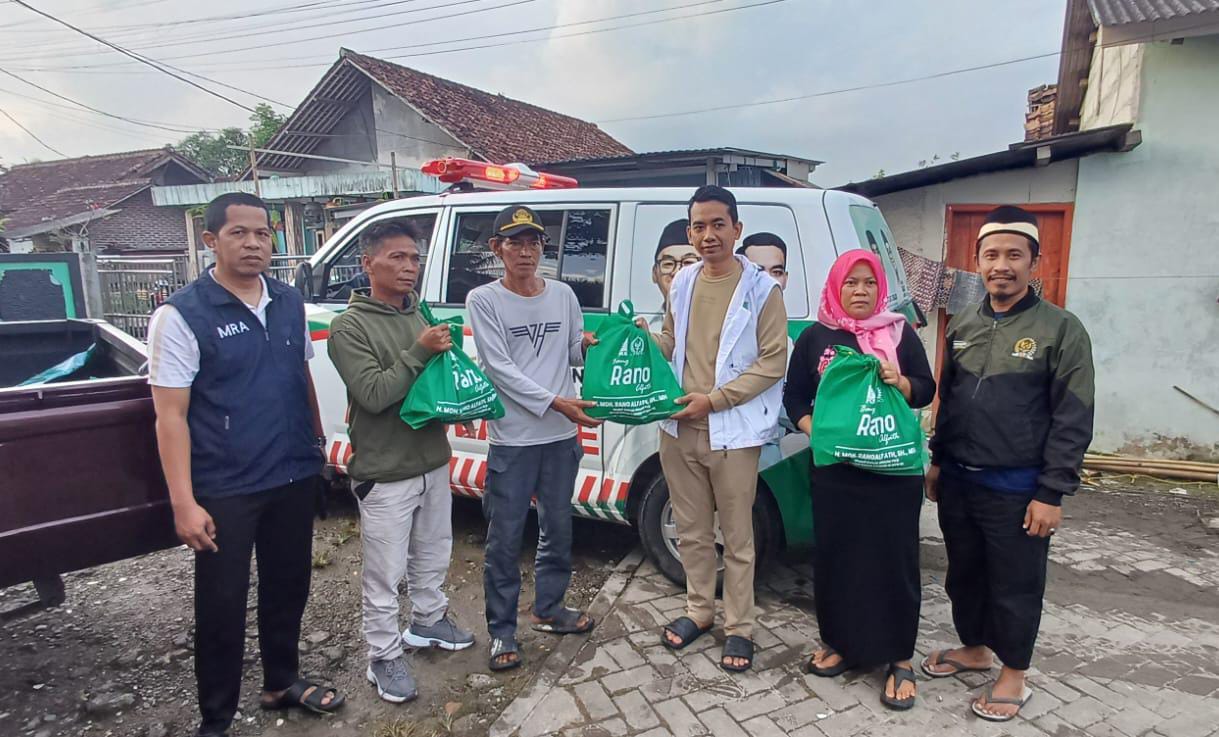 Dewan Ustur Ubadi dan Relawan Rano Alfath saat memberikan bantuan paket sembako untuk warga di Carenang.