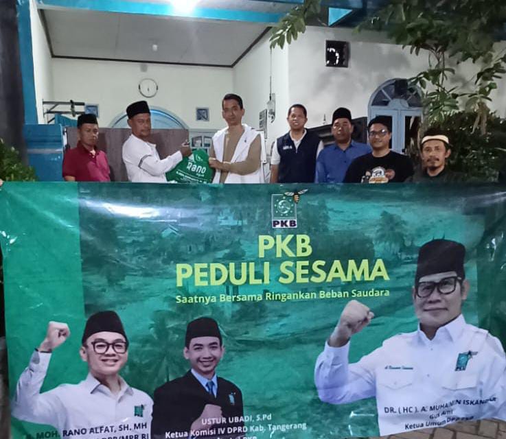 Dewan Ustur Ubadi bersama Relawan Rano Alfath saat memberikan paket sembako untuk warga.