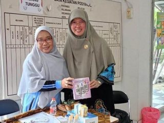 Yeni Kusumaningrum Anggota DPRD Kota Tangerang Salurkan Alat Cek Darah Digital ke Posyandu Periuk