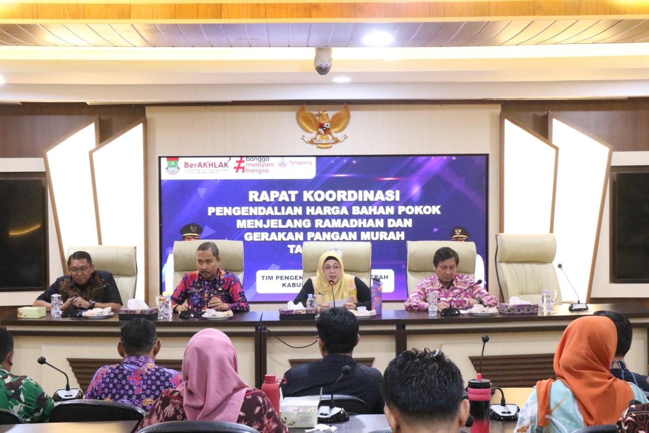 Wabup Intan saat memimpin Rakor Pengendalian harga pangan.