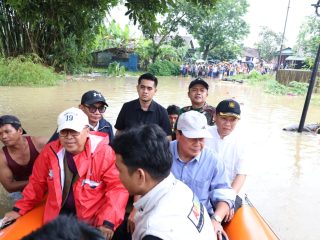 Bupati Maesyal, Plh Sekda Iwan, Kepala BPBD Taupik, dan Kadis Ujang saat di lokasi banjir.