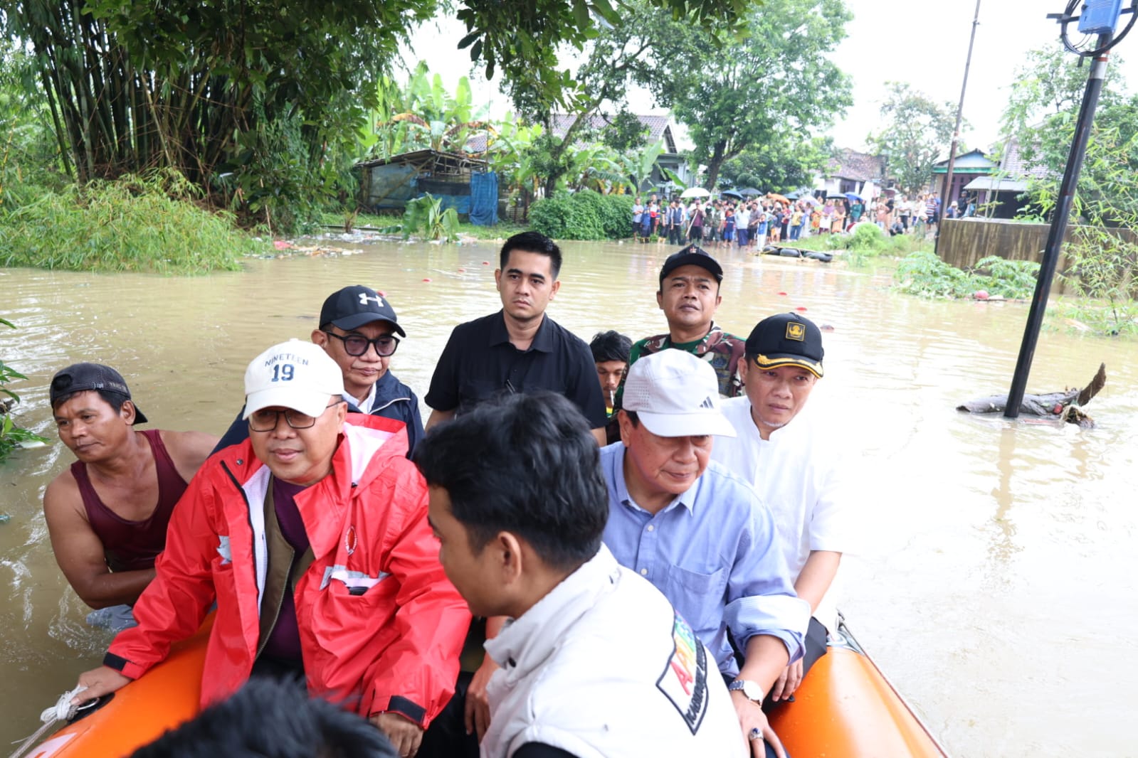 Bupati Maesyal, Plh Sekda Iwan, Kepala BPBD Taupik, dan Kadis Ujang saat di lokasi banjir.