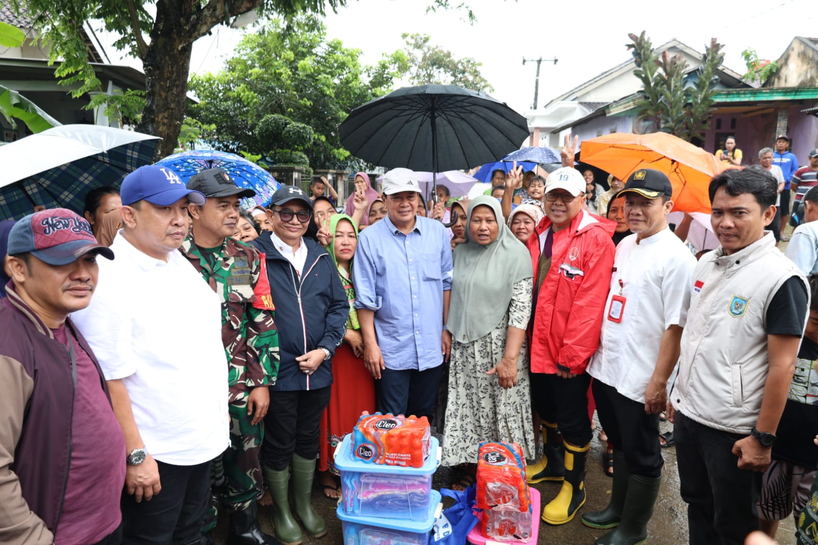 Bupati Maesyal dan Jajarannya saat memberikan bantuan logistik untuk warga.