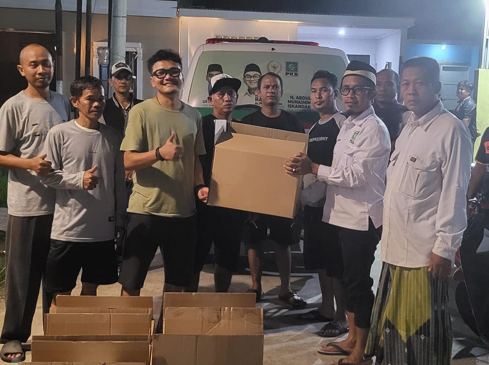 Penyaluran makanan nasi box untuk warga terdampak banjir dari Rano Alfath.