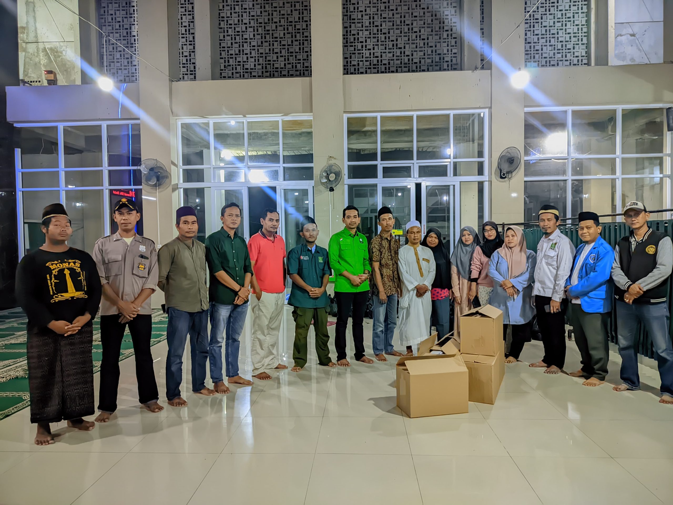 Dewan Ustur Ubadi saat menyalurkan makanan nasi box untuk warga terdampak banjir.