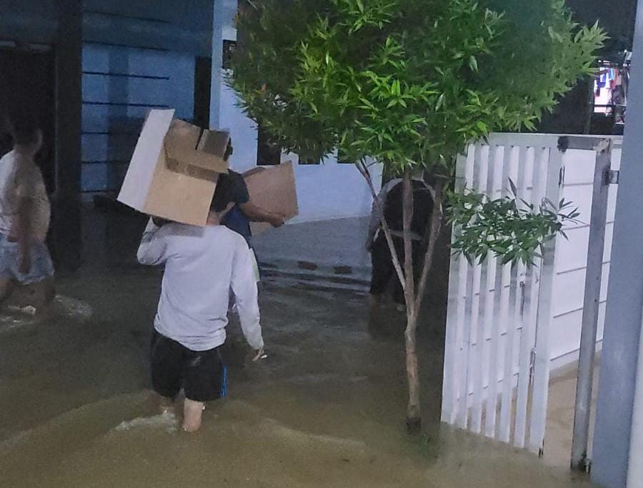 Penyalurkan makanan nasi box untuk warga terdampak banjir.