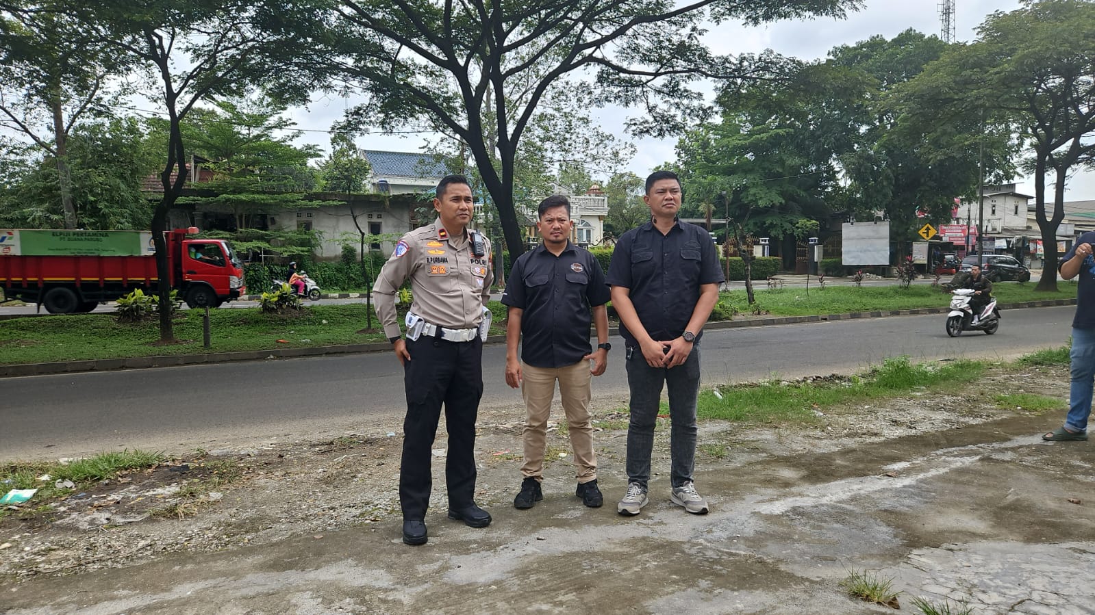 Ipda Syaiful Kanit Reskrim Cikupa, bersama anggota Polisi Lainnya saat cek TKP di jalan raya.