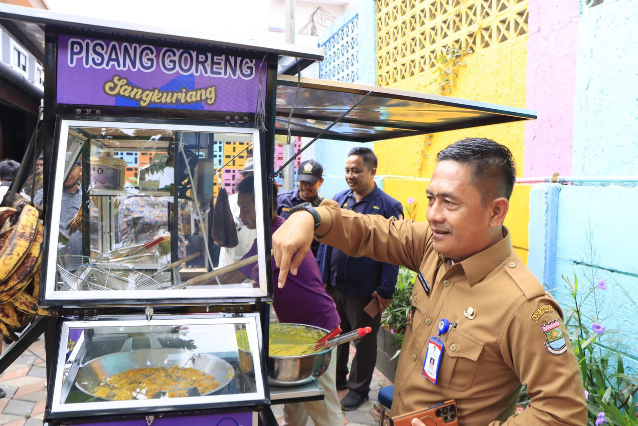 Camat Dadang saat memberikan gerobak untuk Karang Taruna.