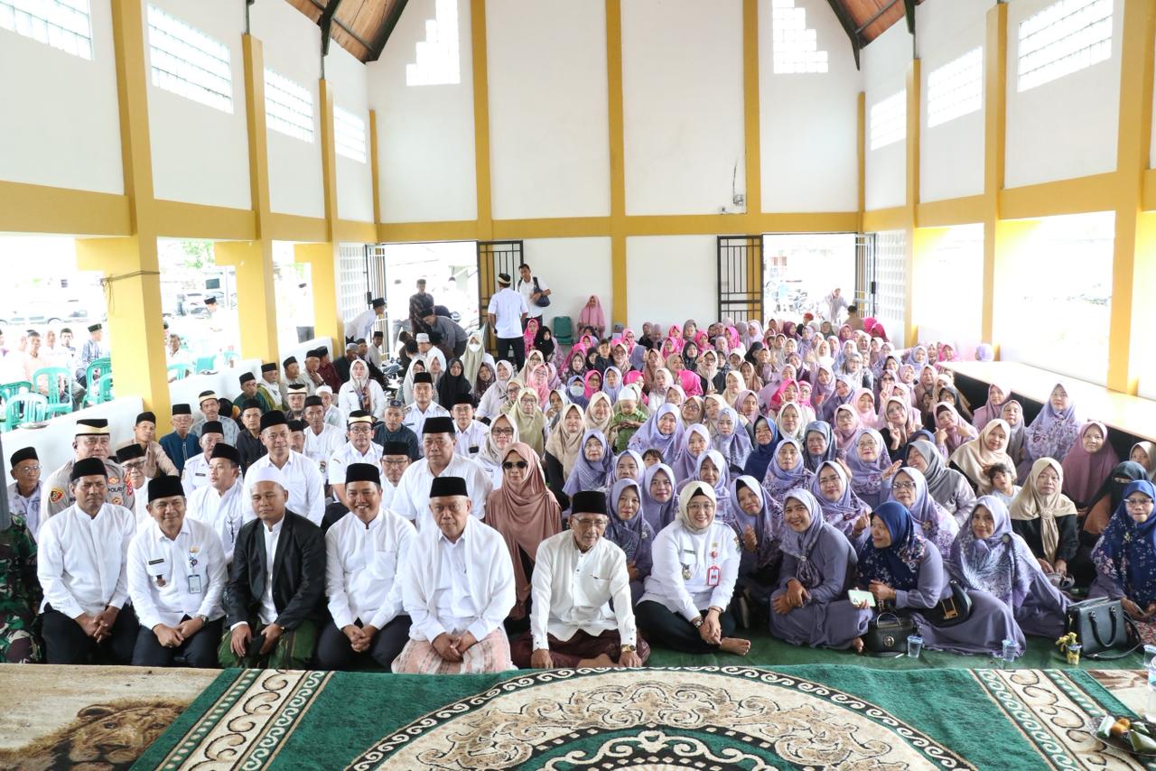 Wabup Intan foto bersama masyarakat.