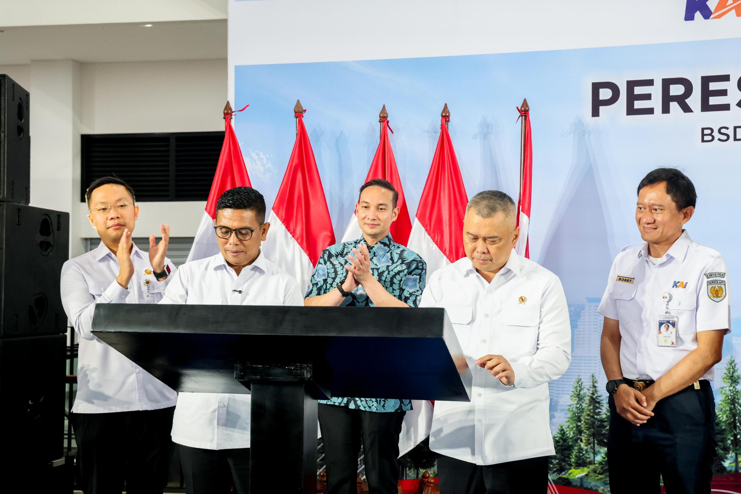 Gubernur Andra Soni Bersama Menhub Dudy saat meresmikan stasiun Jatake Pagedangan.