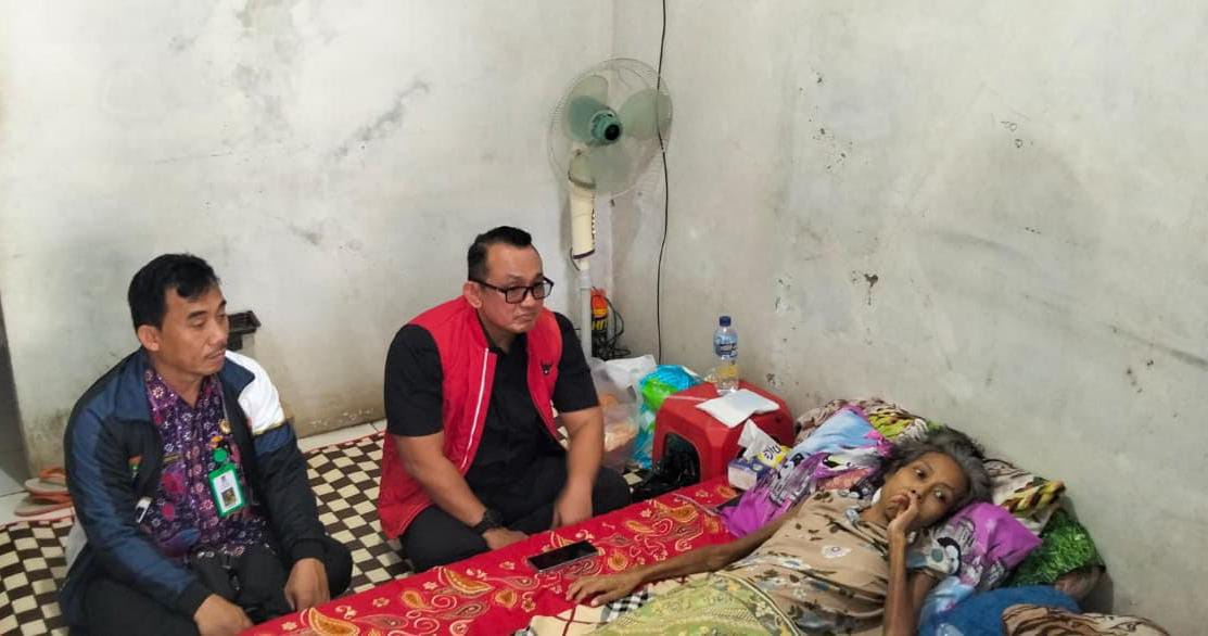 Dewan Hugo S Pranata saat menjenguk Warga Binong Penderita Kanker Rahim.