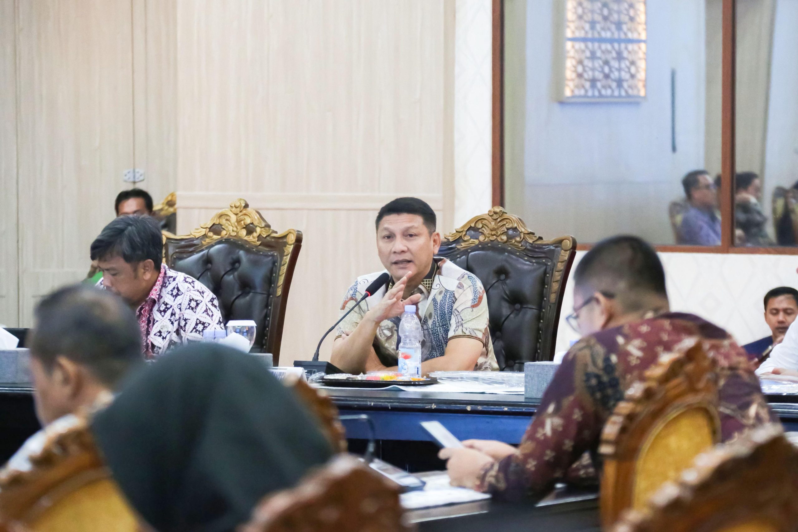 Sekda Deden Apriandhi saat memimpin rapat persiapan pelaksanaan Hari Pers Nasional (HPN) 2026.