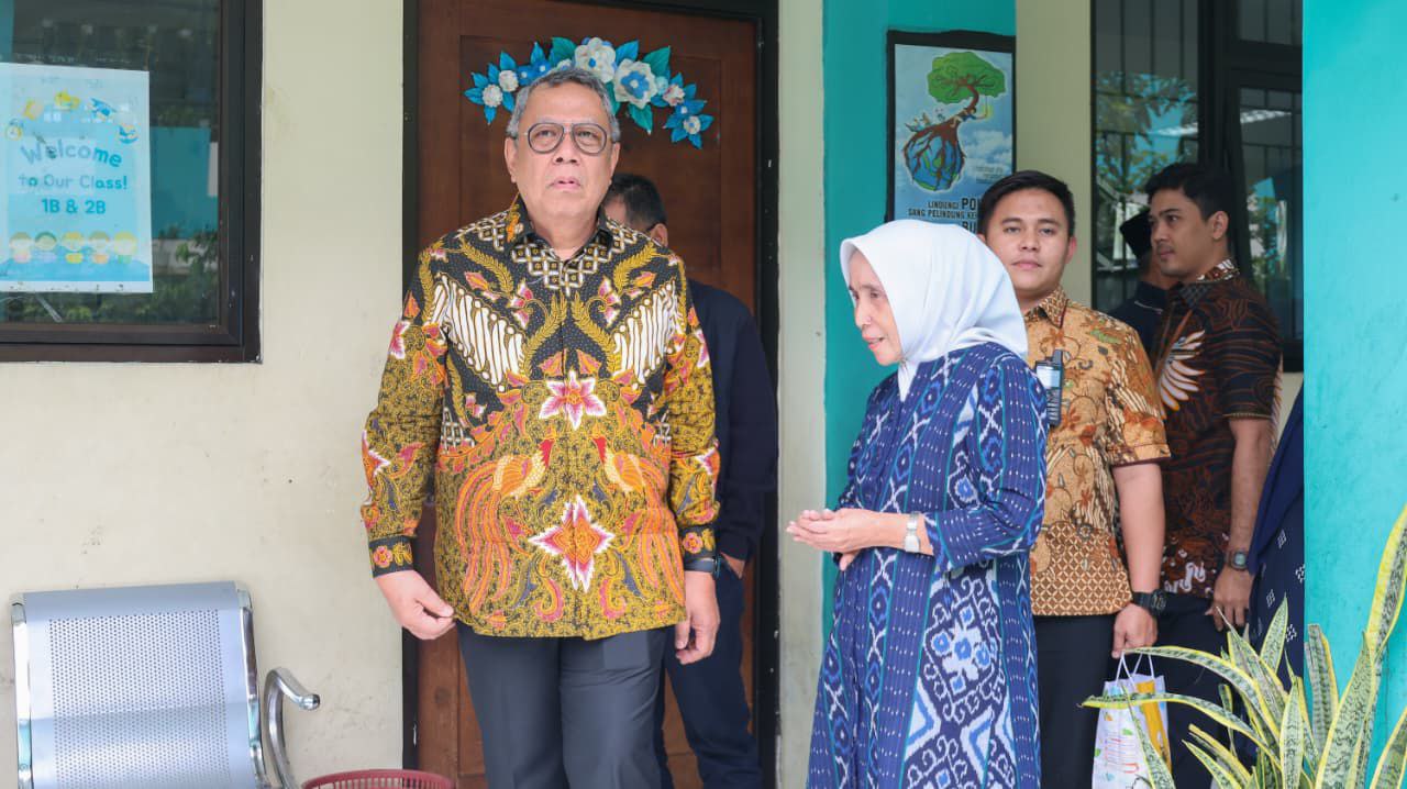 Wali Kota Benyamin saat mengunjungi SDN Rawabuntu 01.