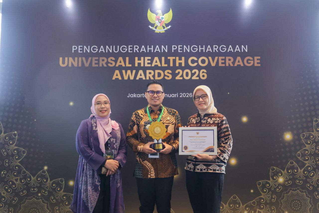 Wakil Wali Kota Pilar Saga Ichsan Didampingi Jajarannya saat menerima penghargaan UHC Award
